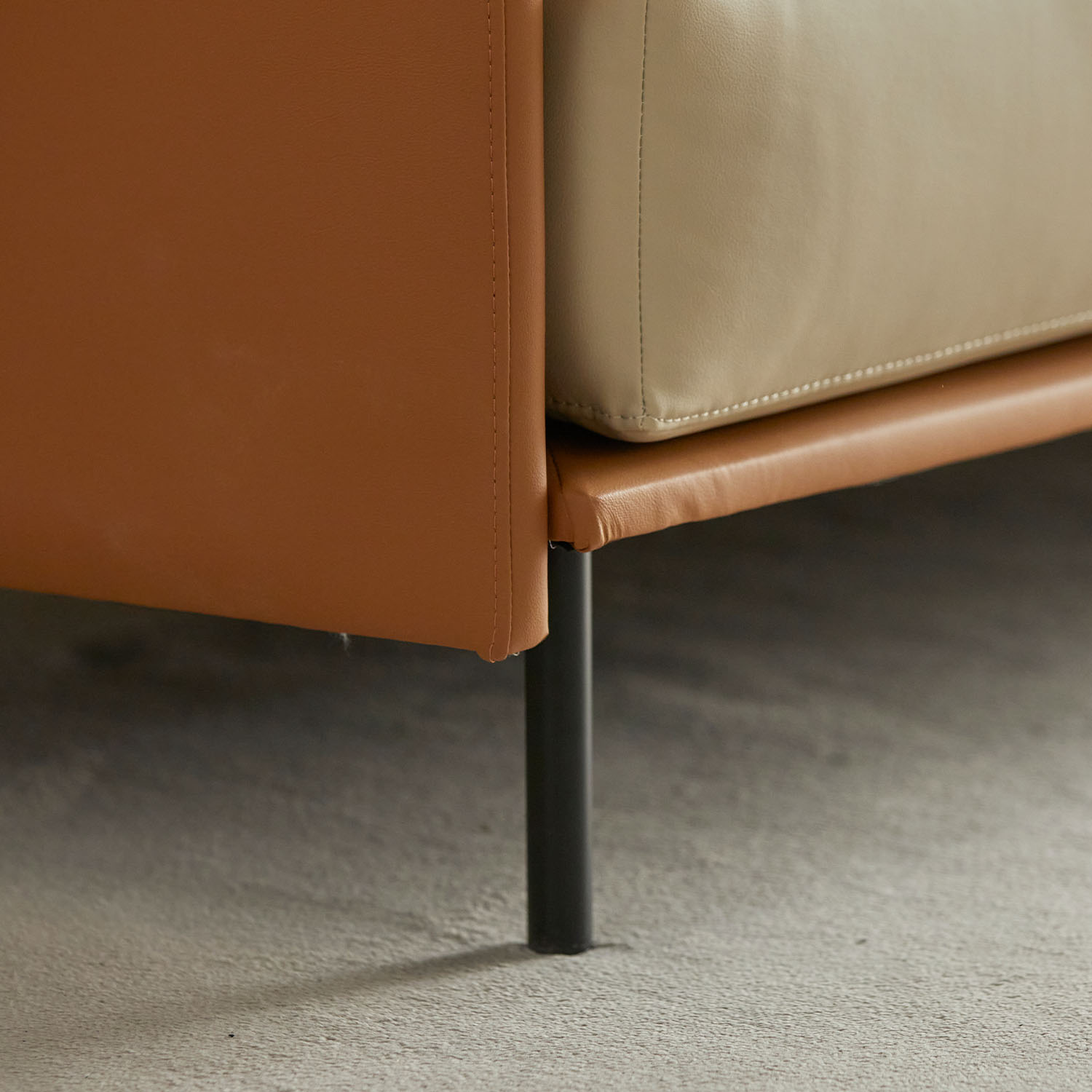 헤르짐머 폰드 모던 거실 인테리어 가죽소파 스툴미포함, 카멜베이지투톤, 3인용