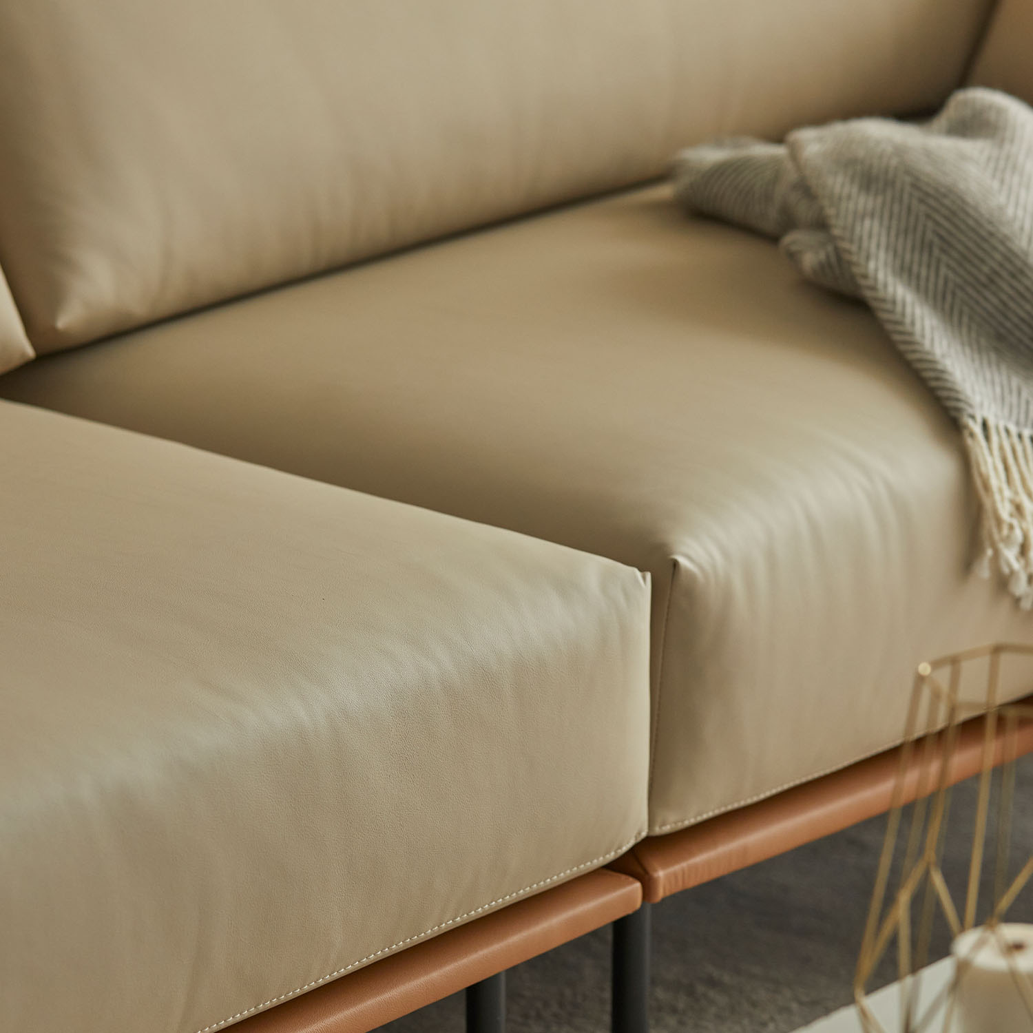 헤르짐머 폰드 모던 거실 인테리어 가죽소파 스툴미포함, 카멜베이지투톤, 3인용