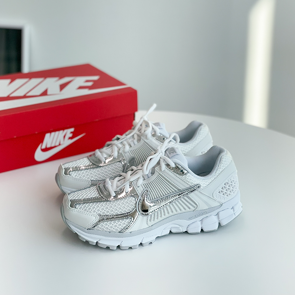 나이키 W 줌 보메로 5 크롬 토 실버 화이트