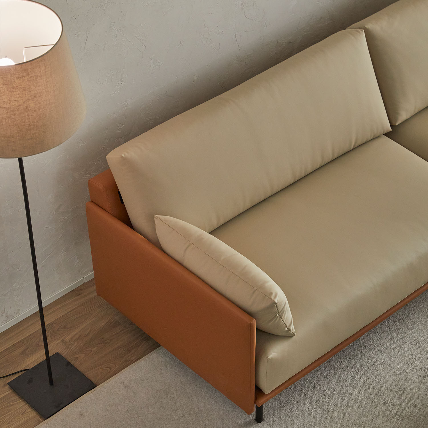 헤르짐머 폰드 모던 거실 인테리어 가죽소파 스툴미포함, 카멜베이지투톤, 3인용