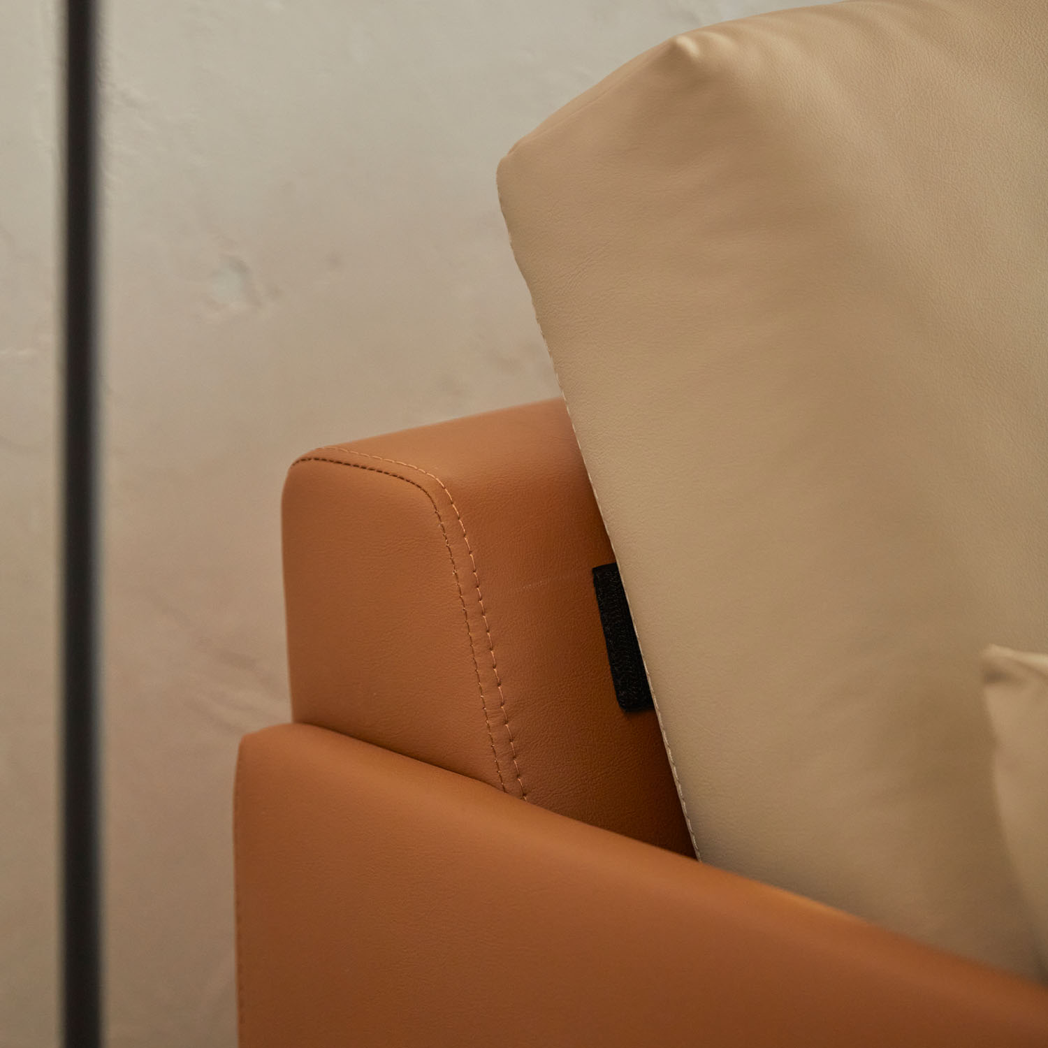 헤르짐머 폰드 모던 거실 인테리어 가죽소파 스툴미포함, 카멜베이지투톤, 3인용