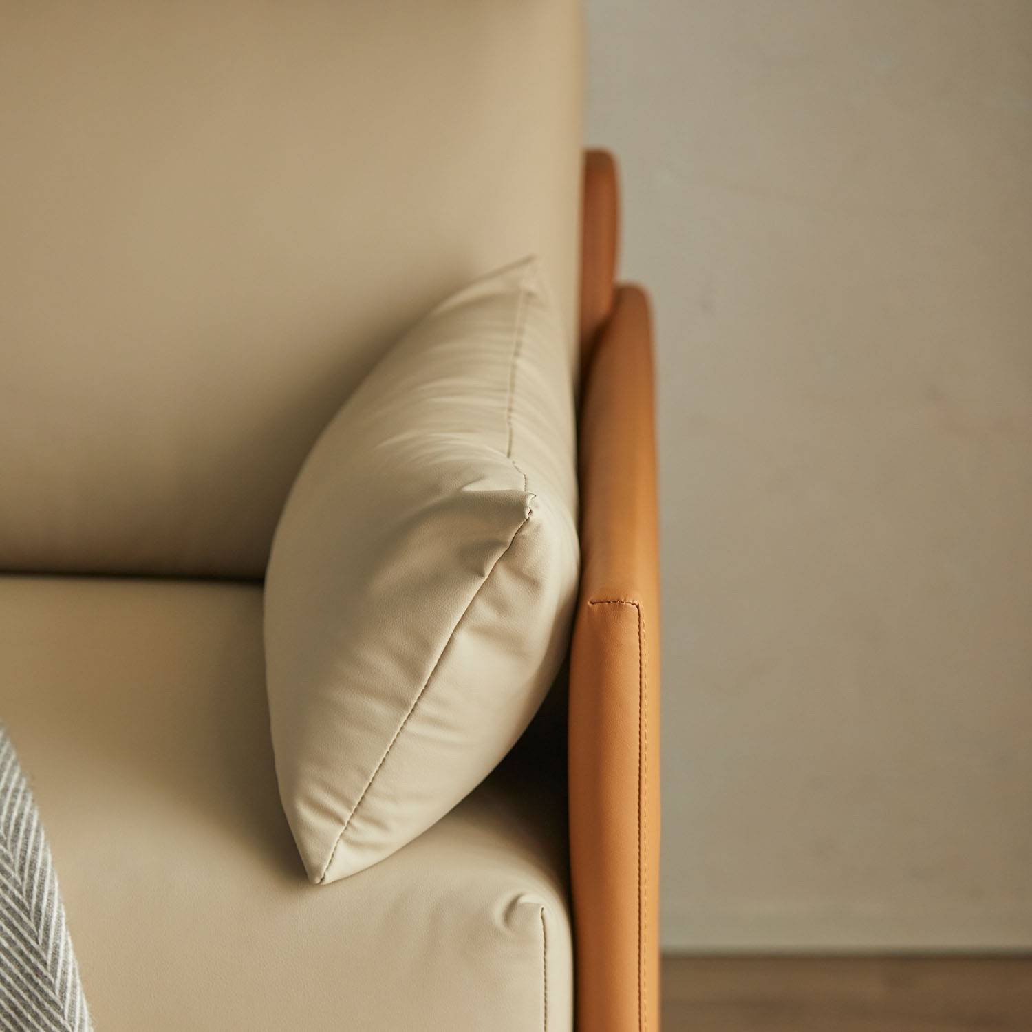 헤르짐머 폰드 모던 거실 인테리어 가죽소파 스툴미포함, 카멜베이지투톤, 3인용