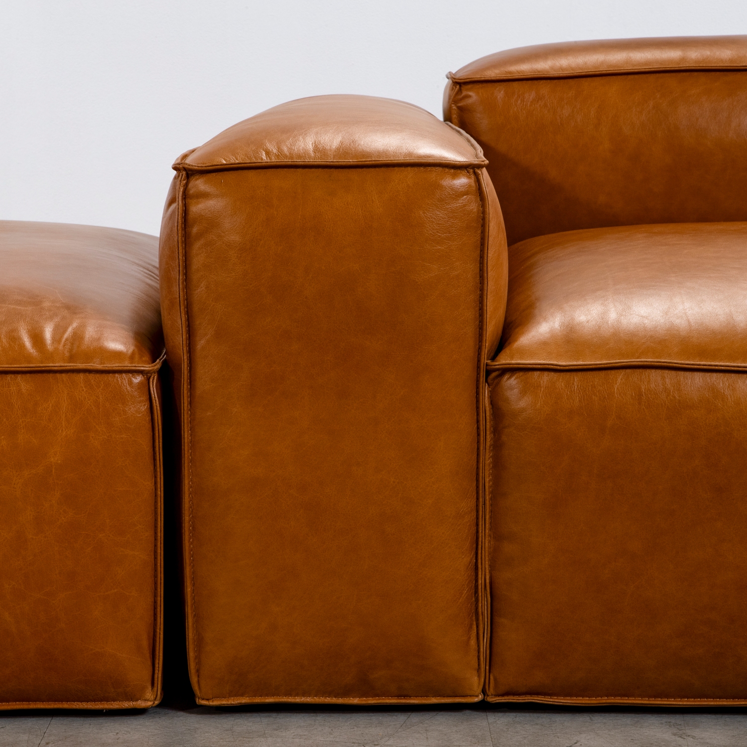 수아브 SE 04 모던 천연 면피 가죽 소파 구스 통가죽 소파