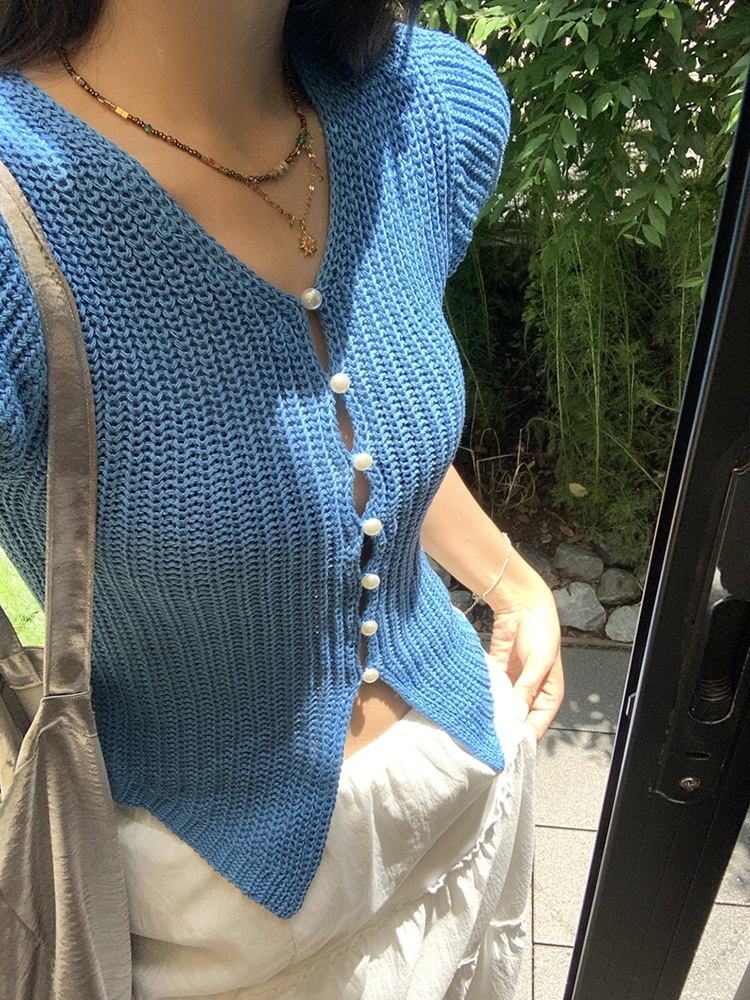 브이넥 슬림핏 니트반팔가디건 크롭 힙한 y2k 느좋 감성 패션 코디 얇은 진주단추 디자인 - 상세 이미지 2
