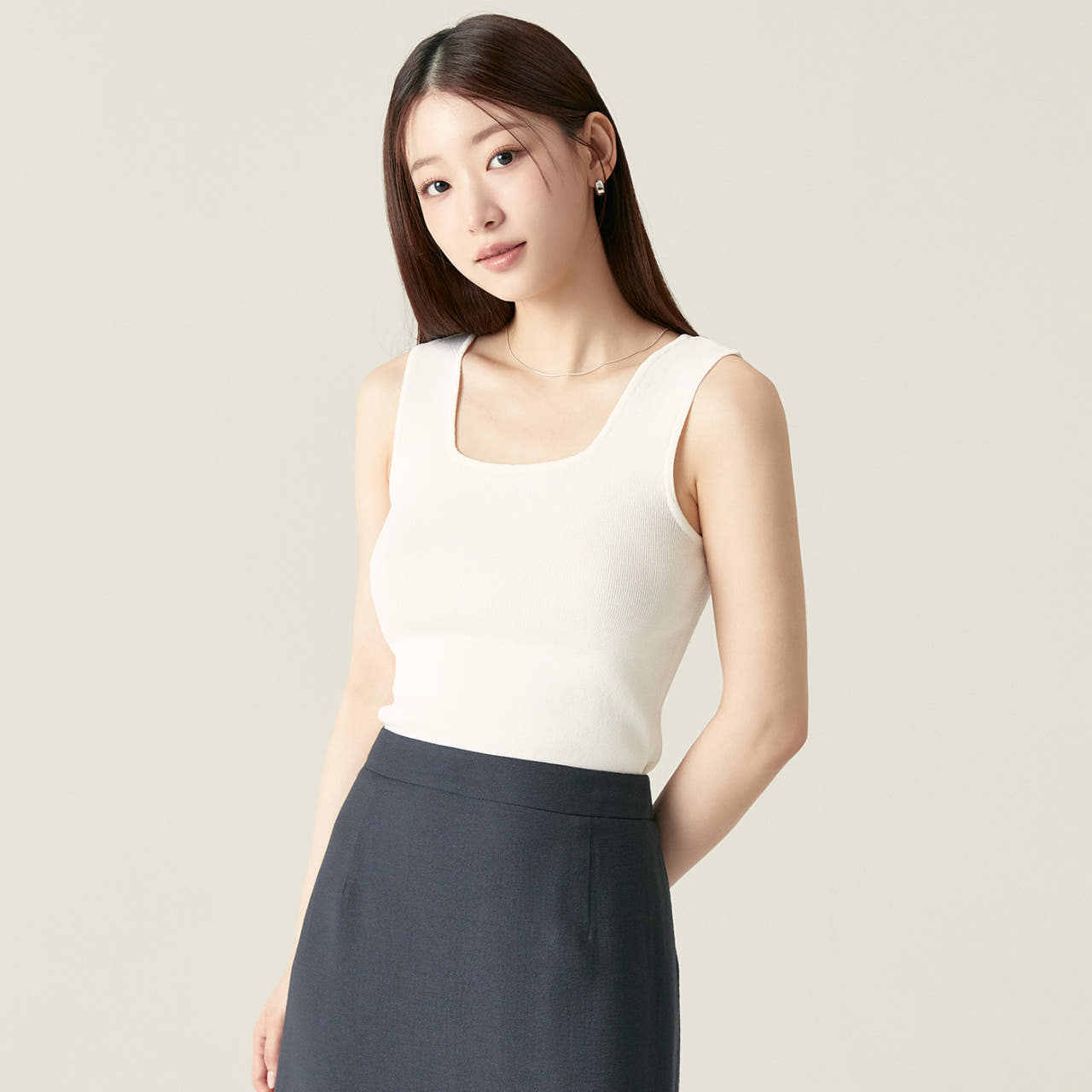 [N판매자배송] 로엠 스퀘어넥 나시 스웨터 RMKAF24R01