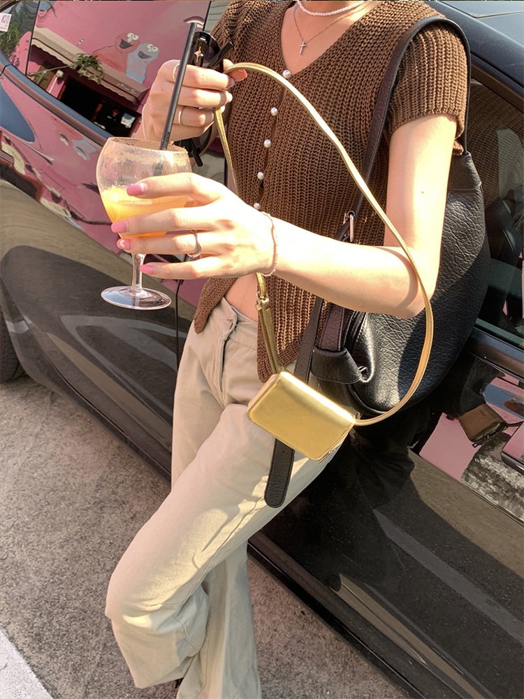 브이넥 슬림핏 니트반팔가디건 크롭 힙한 y2k 느좋 감성 패션 코디 얇은 진주단추 디자인 - 상세 이미지 3