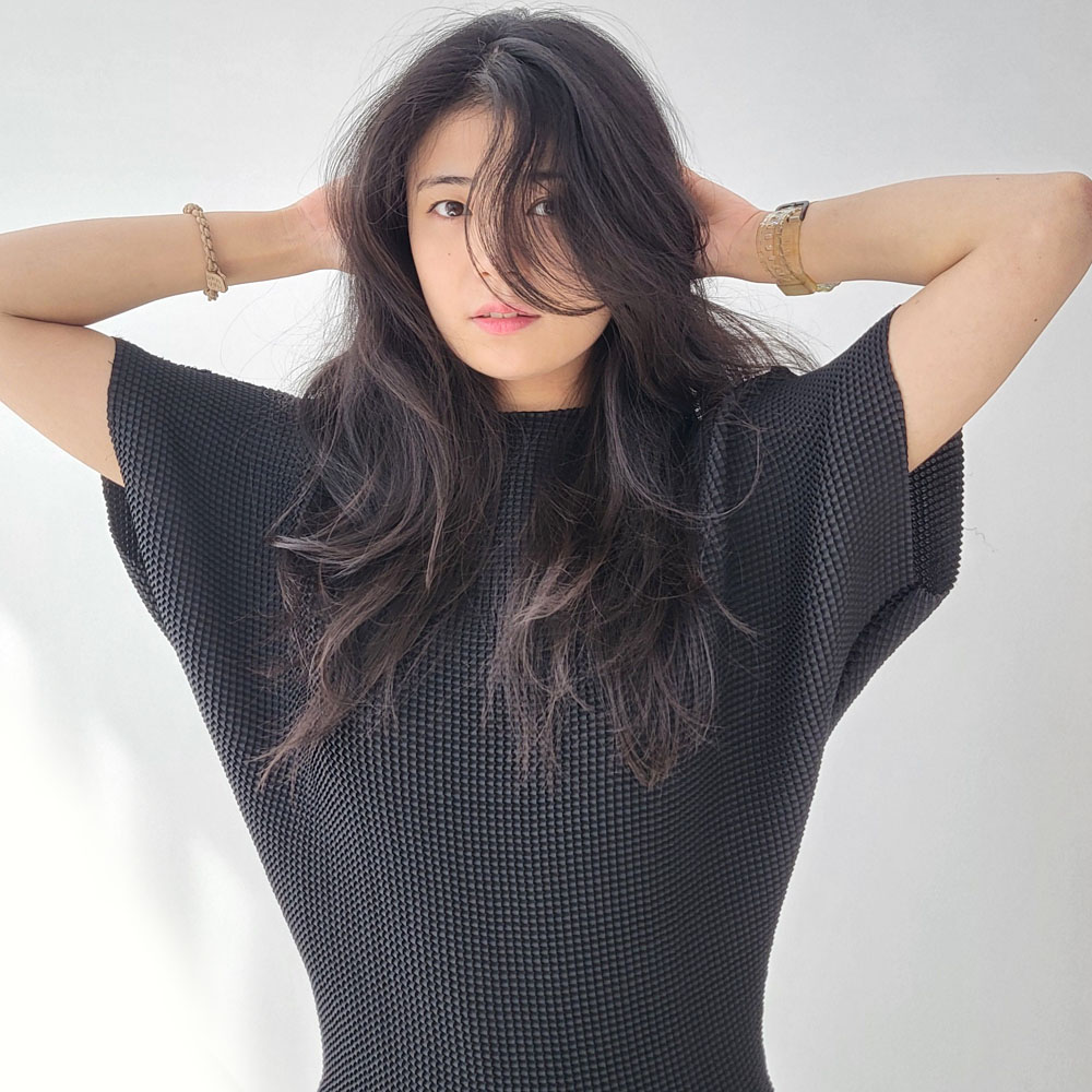 VT30 플리츠 쉬머링 루즈핏 가오리핏 하이넥 티 블라우스 - 상품 이미지