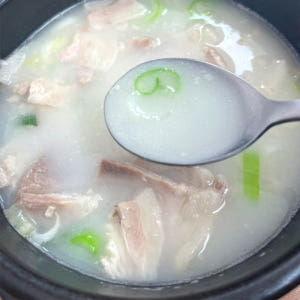 [무조건 4990특집] 고기폭탄 돼지국밥, 순대국밥 1인분 풍성한 건더기... 맛있게 먹은 솔직 후기 - 상품 이미지 2