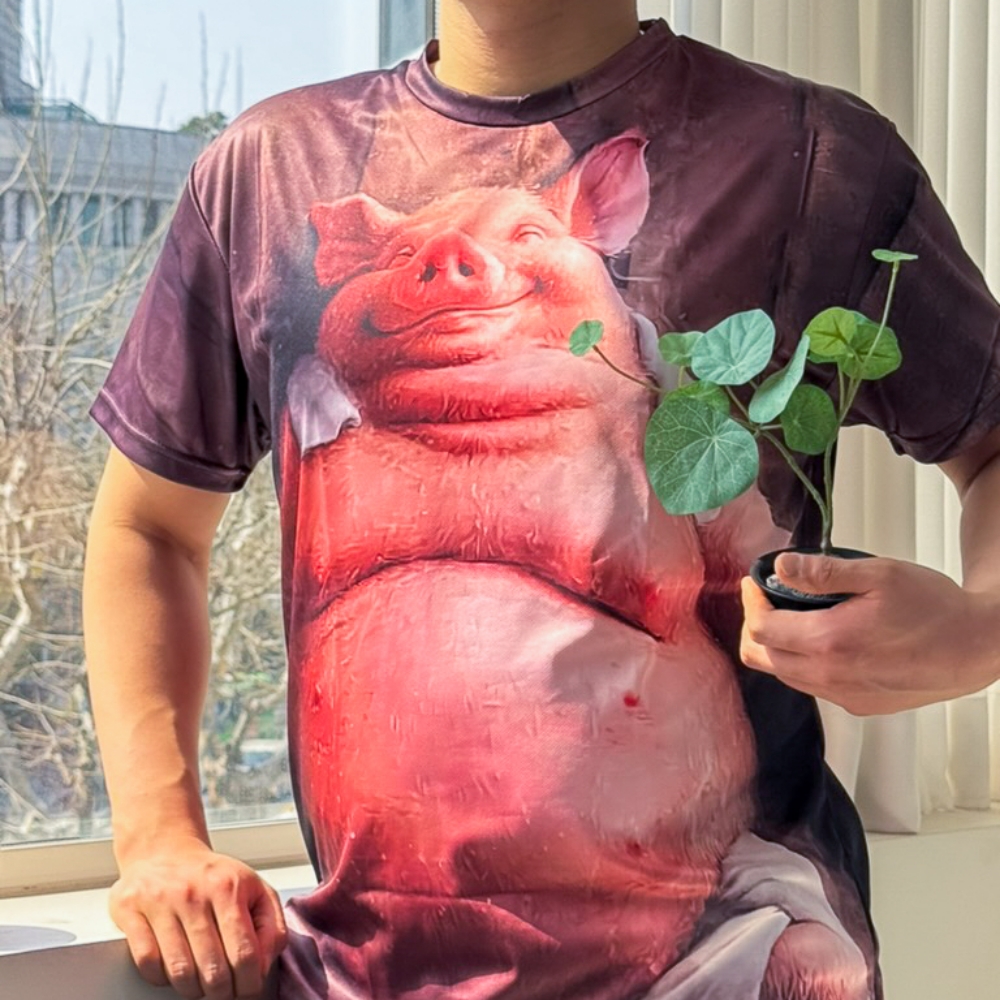 웃는 돼지 동물 반팔 티셔츠 티 옷 병맛 인싸 템 웃긴 재밌는 킹받는 밈 엽기 쓸데없는 - 상품 이미지