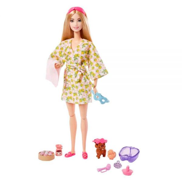 해외 바비 Barbie 셀프케어 인형 포즈를 취할 수 있는 금발 스파 데이 레몬 목욕 가운 머리띠 및 아이 마스크와 같은 강아지 액세서리 포함... 