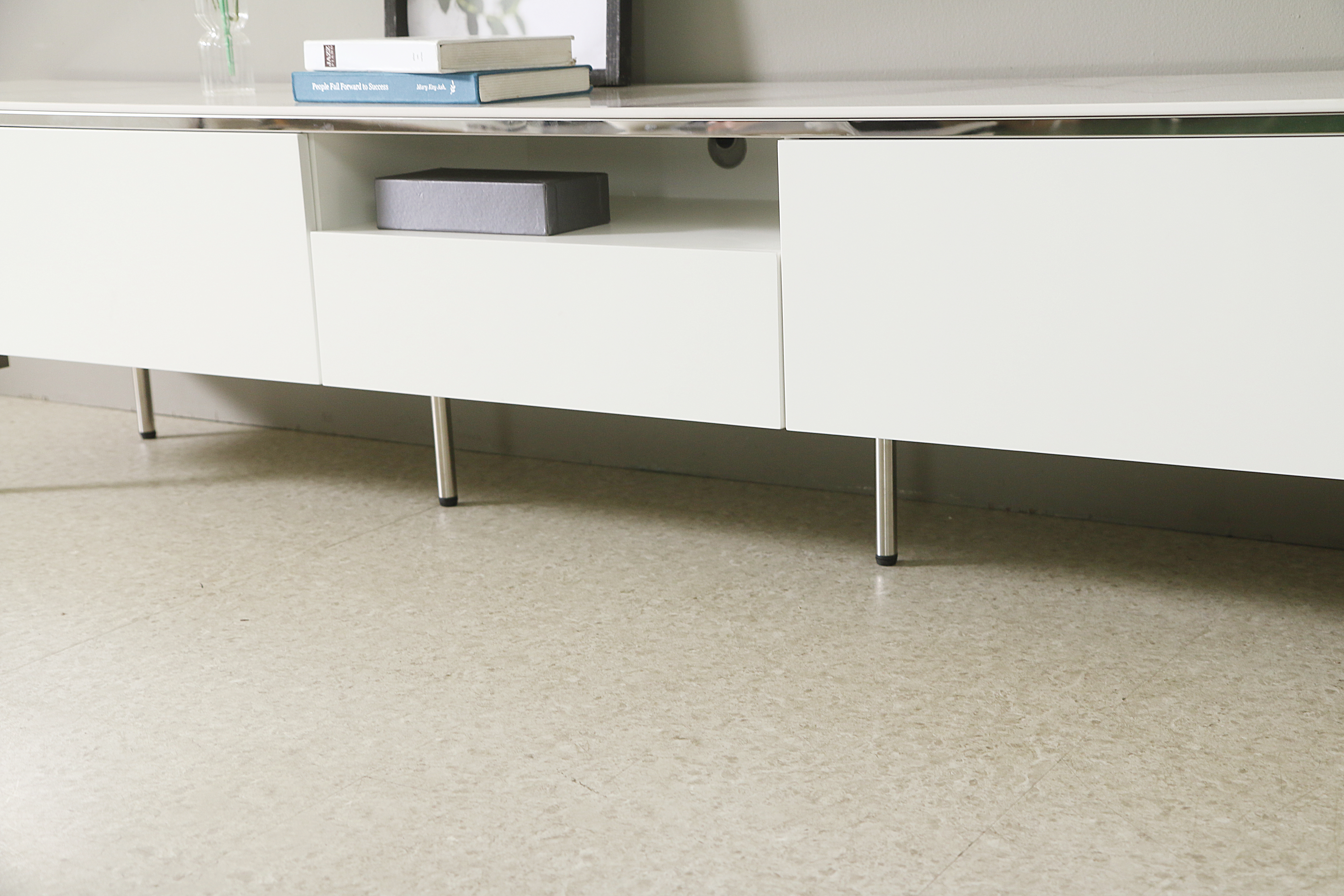 페라모 리고 2200 사이즈 실버 템바보드 세라믹 거실장 티비다이 TV 수납장