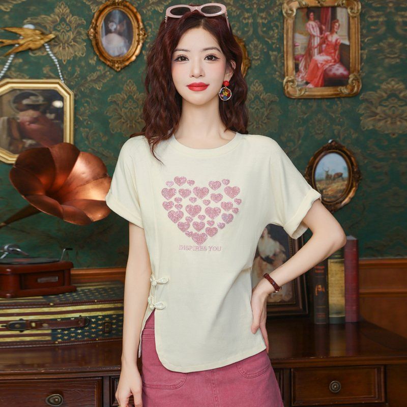 봄 여름 여성 스트레이트핏 반짝이하트 레터링 옆트임 매듭단추 반팔티셔츠 아이보리 - 상품 이미지