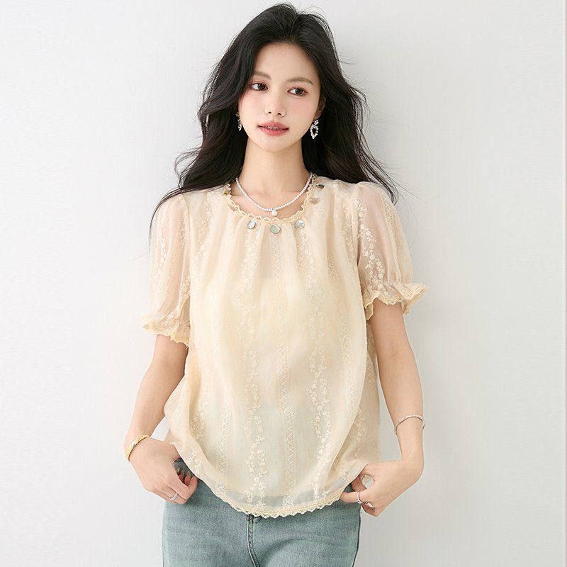 여성 여름 레이스 셔링 라운드넥 반팔 블라우스 진주 장식 데일리룩 로맨틱룩 베이지 - 상품 이미지