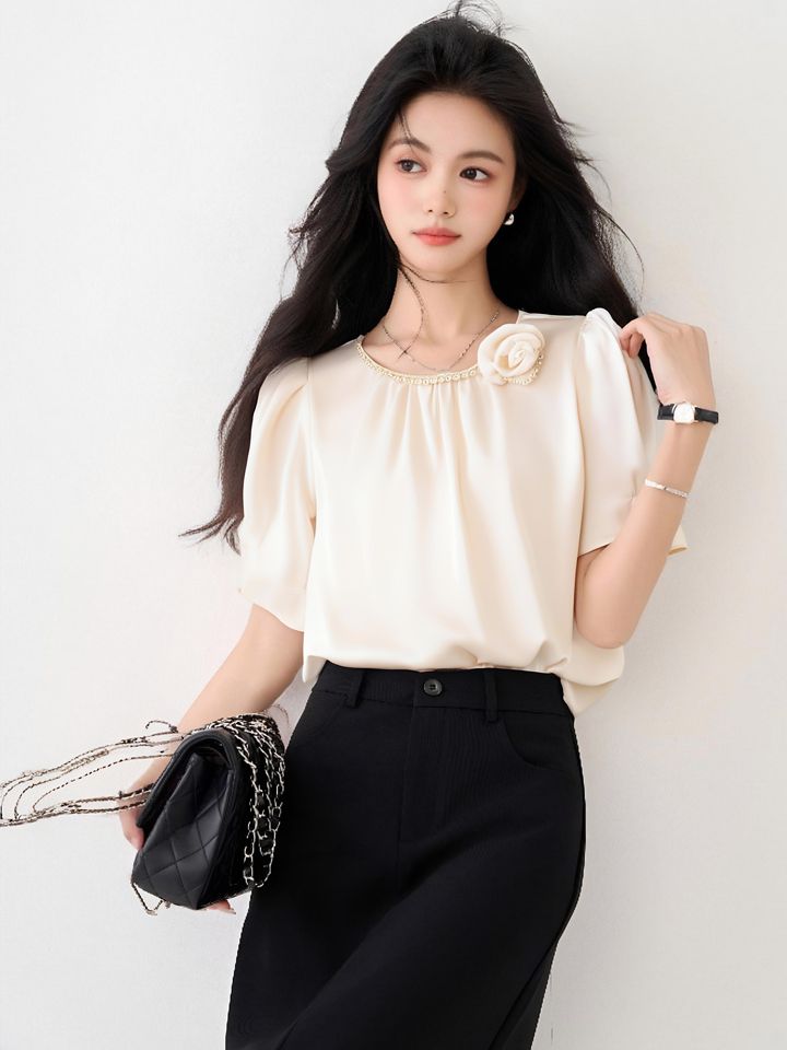 봄 여름 여성 스트레이트핏 라운드넥 로즈코사지 진주넥 퍼프소매 반팔 블라우스 아이보리 - 상세 이미지 4