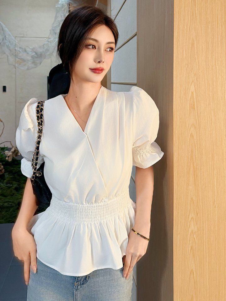 봄 여름 여성 슬림핏 브이넥 랩스타일 퍼프소매 스모킹밴딩 페플럼 블라우스 화이트 - 상세 이미지 2