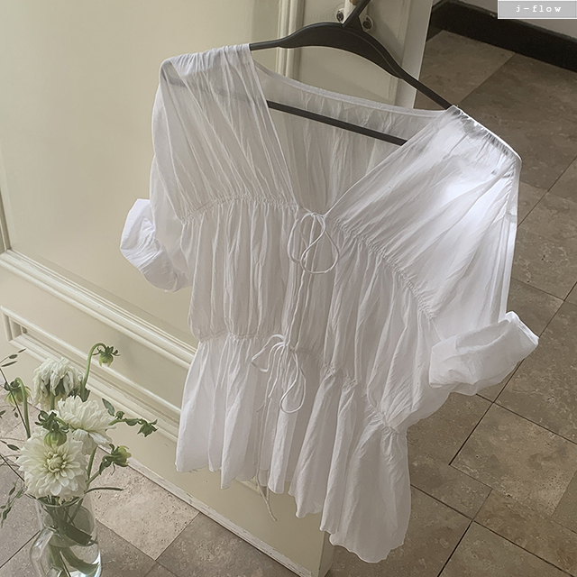 비타 브이넥 셔링 매듭 반팔 하프 블라우스 (화이트) 봄 여름 시스루 라인 제이플로우 - 상세 이미지 3