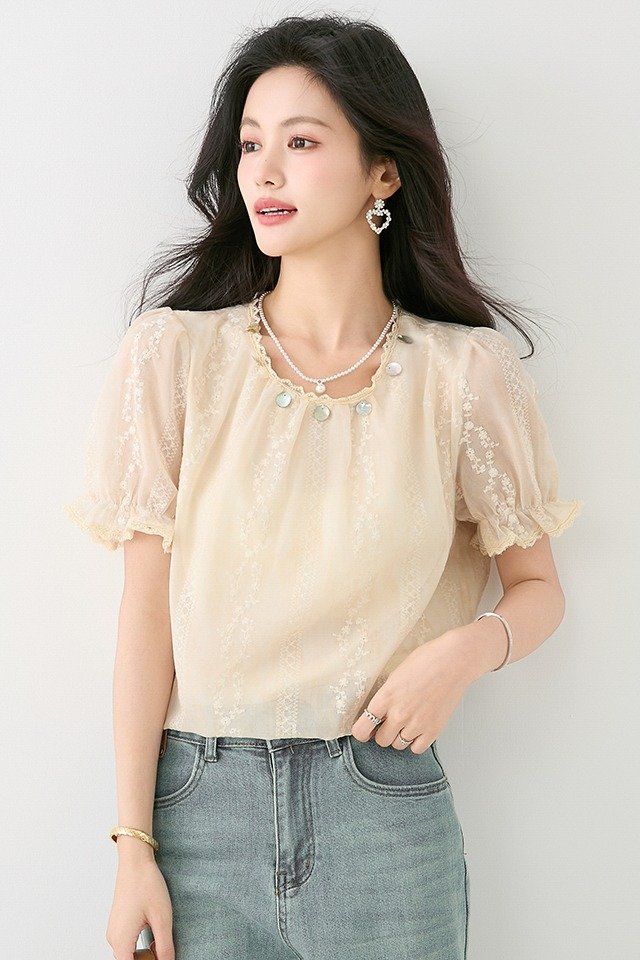 여성 여름 레이스 셔링 라운드넥 반팔 블라우스 진주 장식 데일리룩 로맨틱룩 베이지 - 상세 이미지 5
