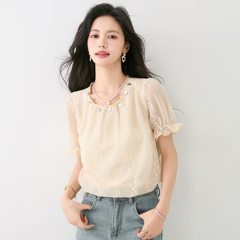 여성 여름 레이스 셔링 라운드넥 반팔 블라우스 진주 장식 데일리룩 로맨틱룩 베이지 - 상세 이미지 4