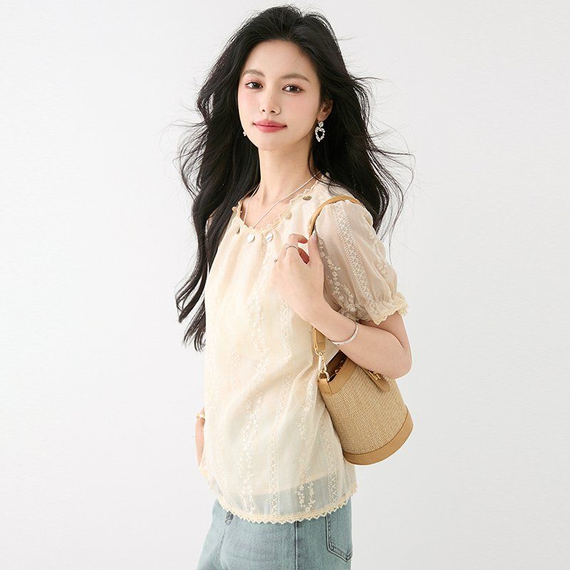 여성 여름 레이스 셔링 라운드넥 반팔 블라우스 진주 장식 데일리룩 로맨틱룩 베이지 - 상세 이미지 3