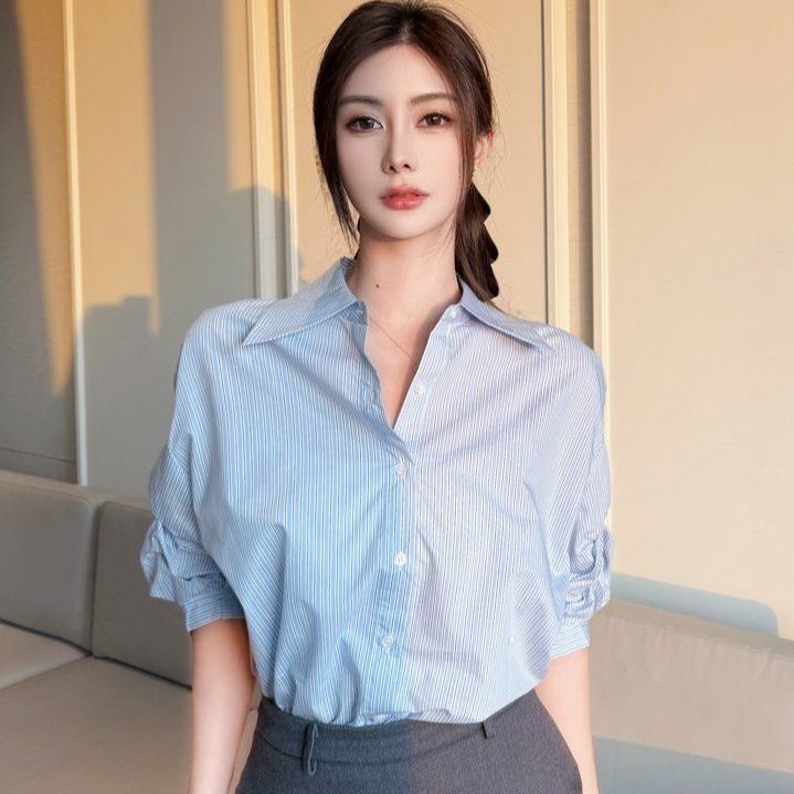 봄 여름 여성 스트레이트핏 스트라이프 폴로카라 셔링소매 반팔 셔츠 데일리룩 블루스트라이프 - 메인 이미지