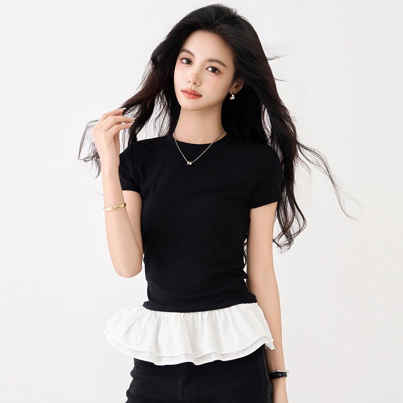 봄 여름 여성 슬림핏 라운드넥 밑단프릴 배색 반팔 티셔츠 페플럼 데일리룩 블랙 - 메인 이미지