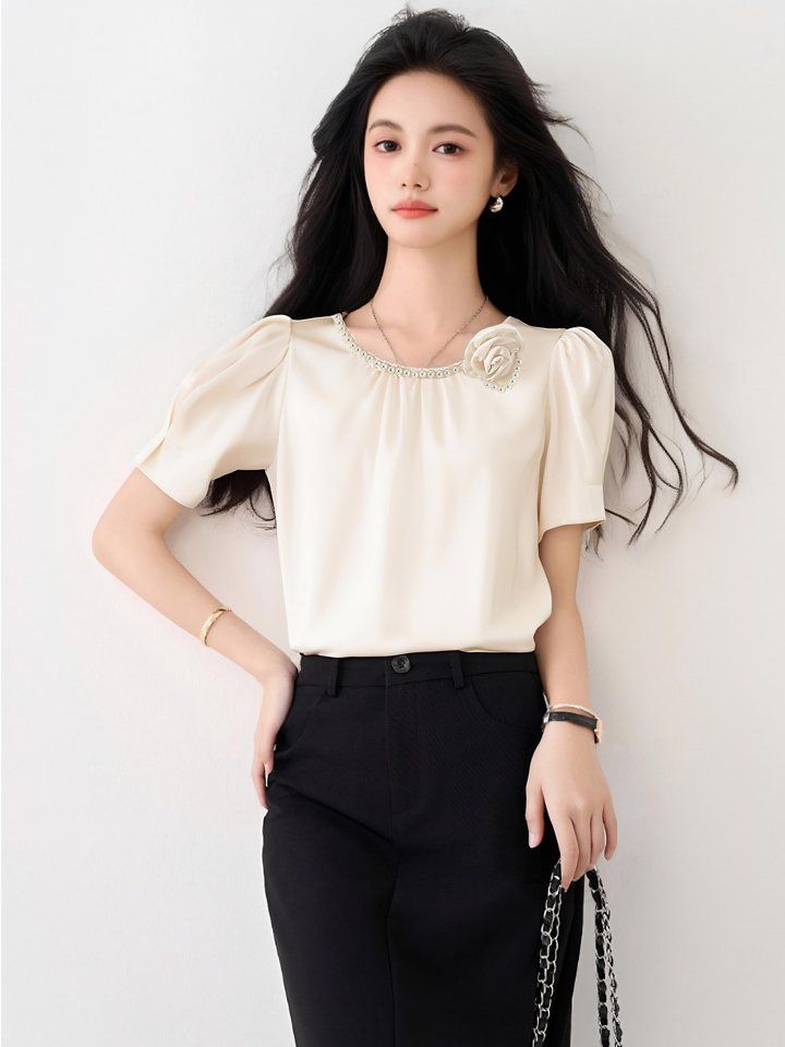 봄 여름 여성 스트레이트핏 라운드넥 로즈코사지 진주넥 퍼프소매 반팔 블라우스 아이보리 - 상세 이미지 3