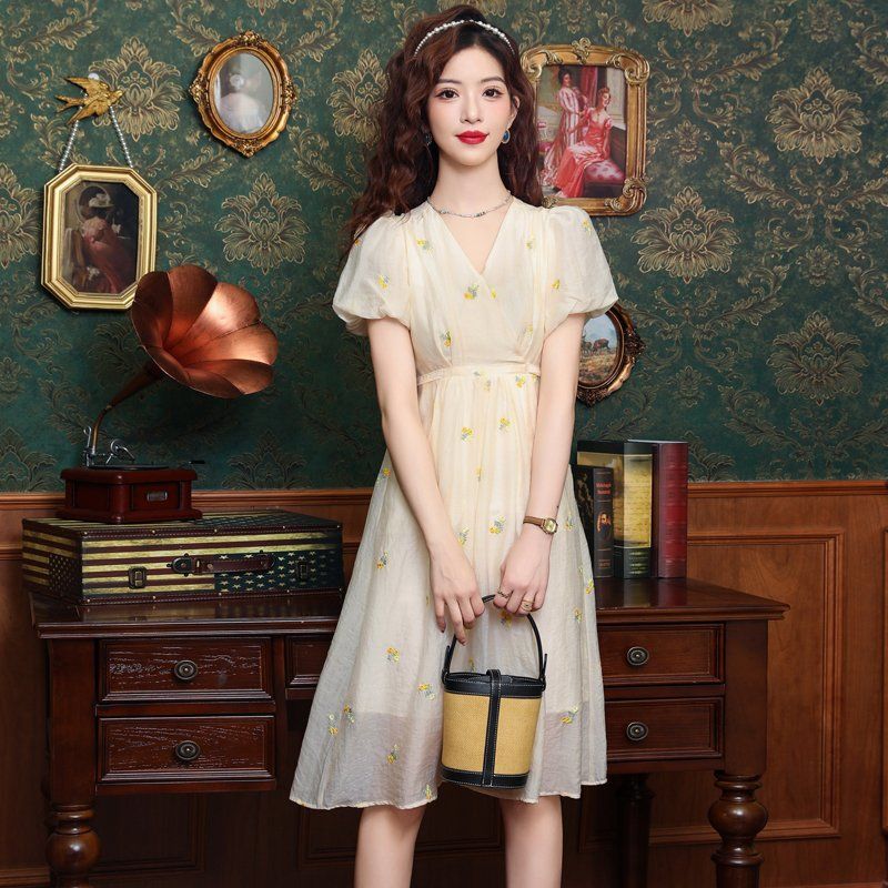 봄 여름 여성 브이넥 랩스타일 퍼프소매 잔꽃 플레어 뒷리본 시스루 롱원피스 아이보리플라워 - 상세 이미지 2