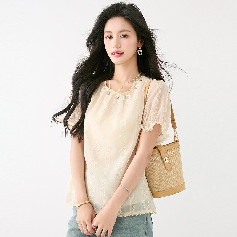 여성 여름 레이스 셔링 라운드넥 반팔 블라우스 진주 장식 데일리룩 로맨틱룩 베이지 - 상세 이미지 2