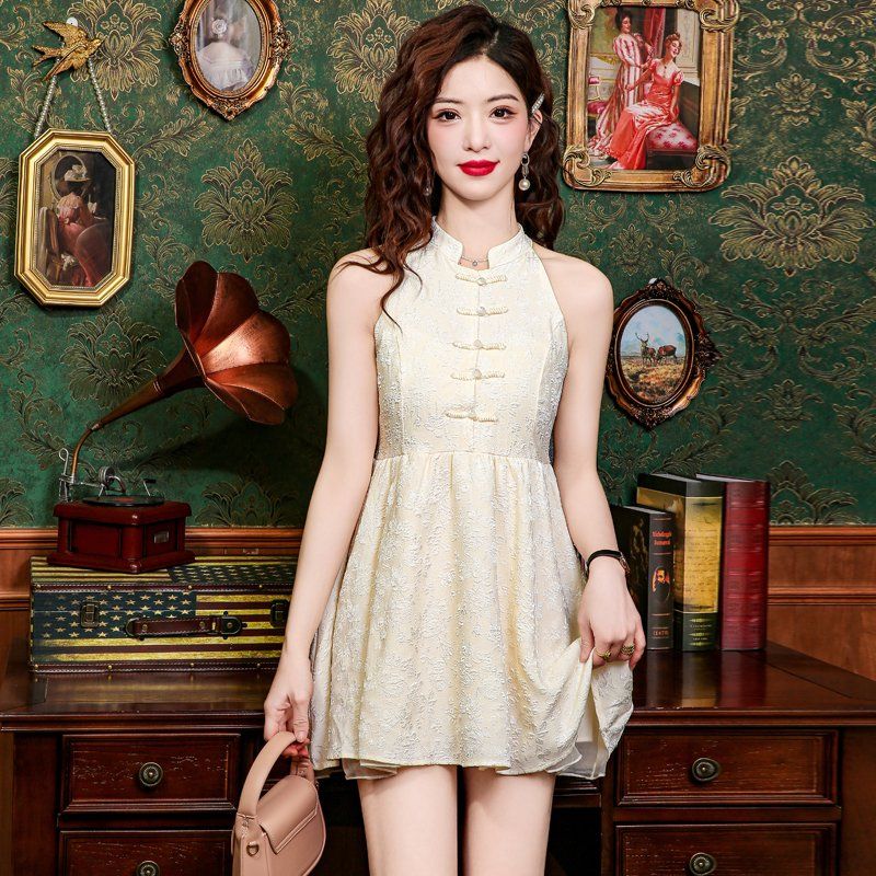 봄 여름 여성 A라인 홀터넥 스탠드칼라 매듭단추 플라워 자카드 슬림핏 미니원피스 아이보리 - 상세 이미지 4