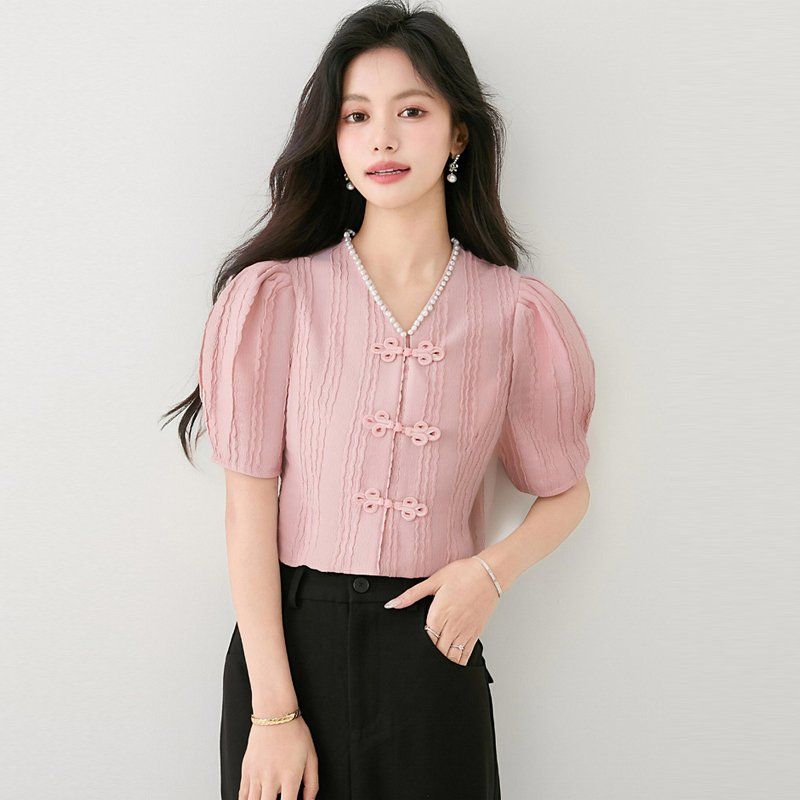 여름 여성 브이넥 퍼프 반팔 블라우스 차이나버튼 진주장식 크롭 텍스처 데이트룩 핑크 - 상품 이미지