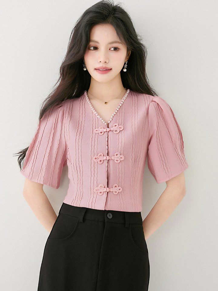 여름 여성 브이넥 퍼프 반팔 블라우스 차이나버튼 진주장식 크롭 텍스처 데이트룩 핑크 - 상세 이미지 2