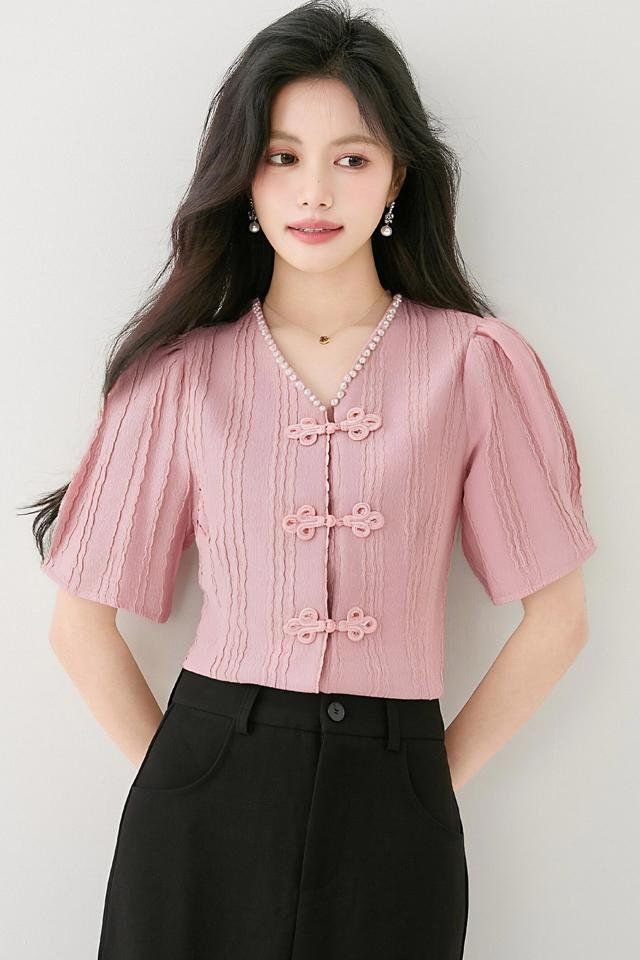 여름 여성 브이넥 퍼프 반팔 블라우스 차이나버튼 진주장식 크롭 텍스처 데이트룩 핑크 - 상세 이미지 5