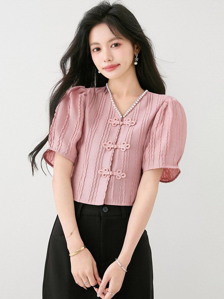 여름 여성 브이넥 퍼프 반팔 블라우스 차이나버튼 진주장식 크롭 텍스처 데이트룩 핑크 - 상세 이미지 4