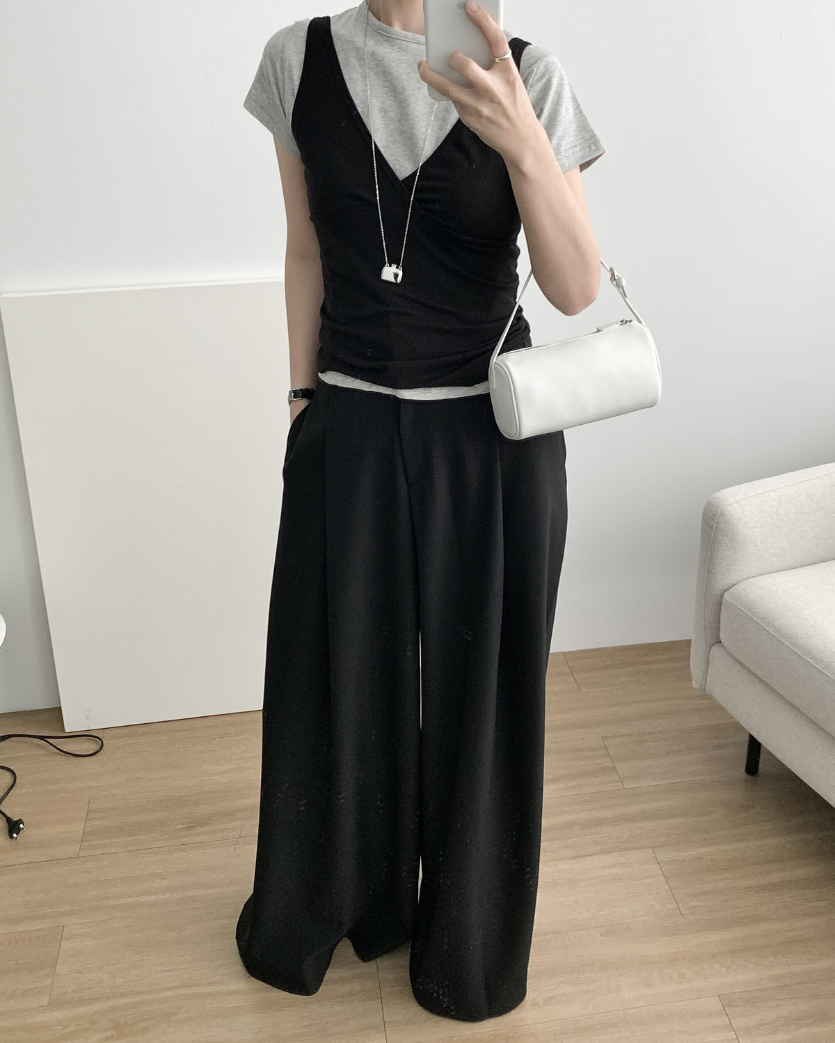 [일부당일] 아웃핏 포징 슬리브리스 브이넥 베이직 레이어드 나시 (3c) - 상세 이미지 4