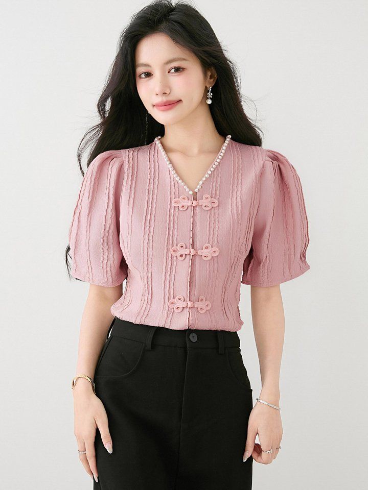 여름 여성 브이넥 퍼프 반팔 블라우스 차이나버튼 진주장식 크롭 텍스처 데이트룩 핑크 - 상세 이미지 3