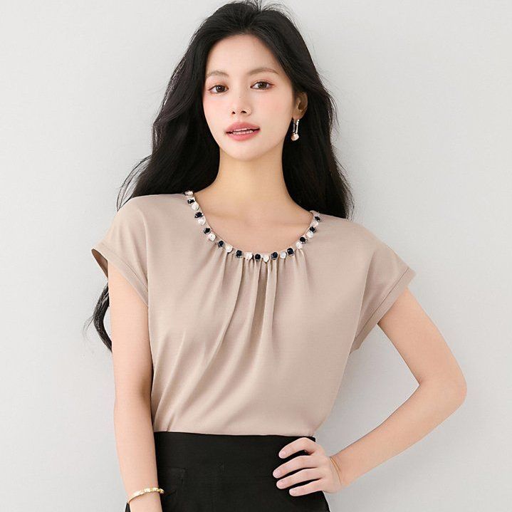 여름 여성 라운드넥 진주장식 캡소매 블라우스 셔링 기본핏 오피스룩 데일리룩 하객룩 - 상품 이미지