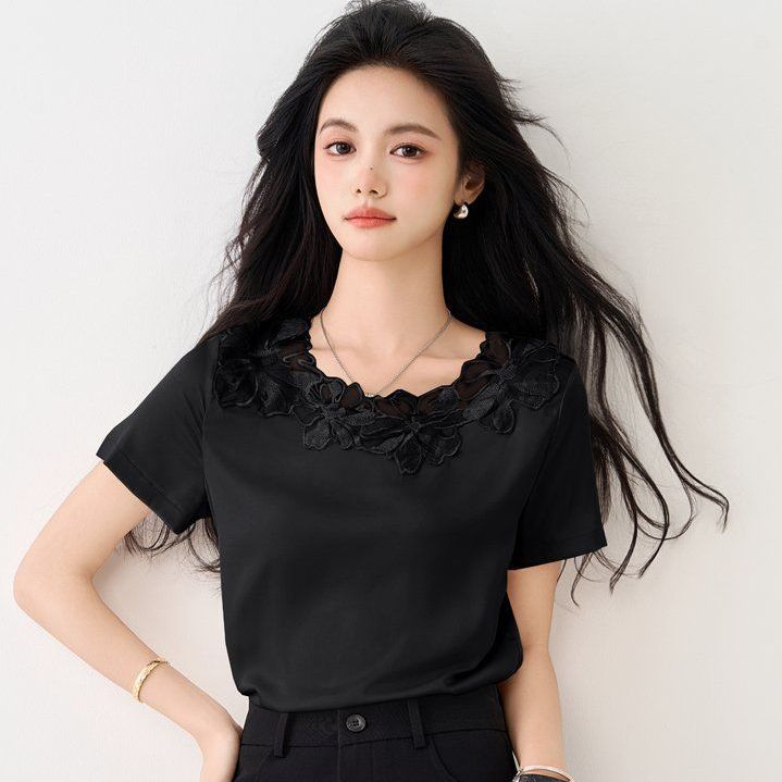 여성 여름 플라워넥 자수 반팔 블라우스 라운드넥 기본핏 오피스룩 데일리룩 하객룩 - 상품 이미지