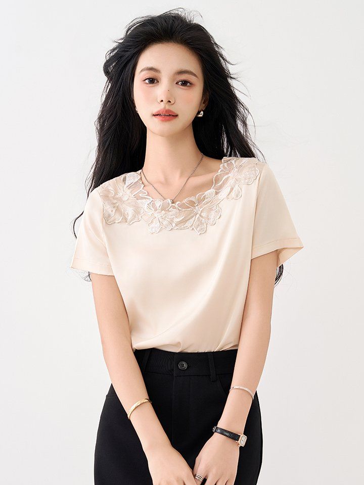 여성 여름 플라워넥 자수 반팔 블라우스 라운드넥 기본핏 오피스룩 데일리룩 하객룩 - 상세 이미지 4