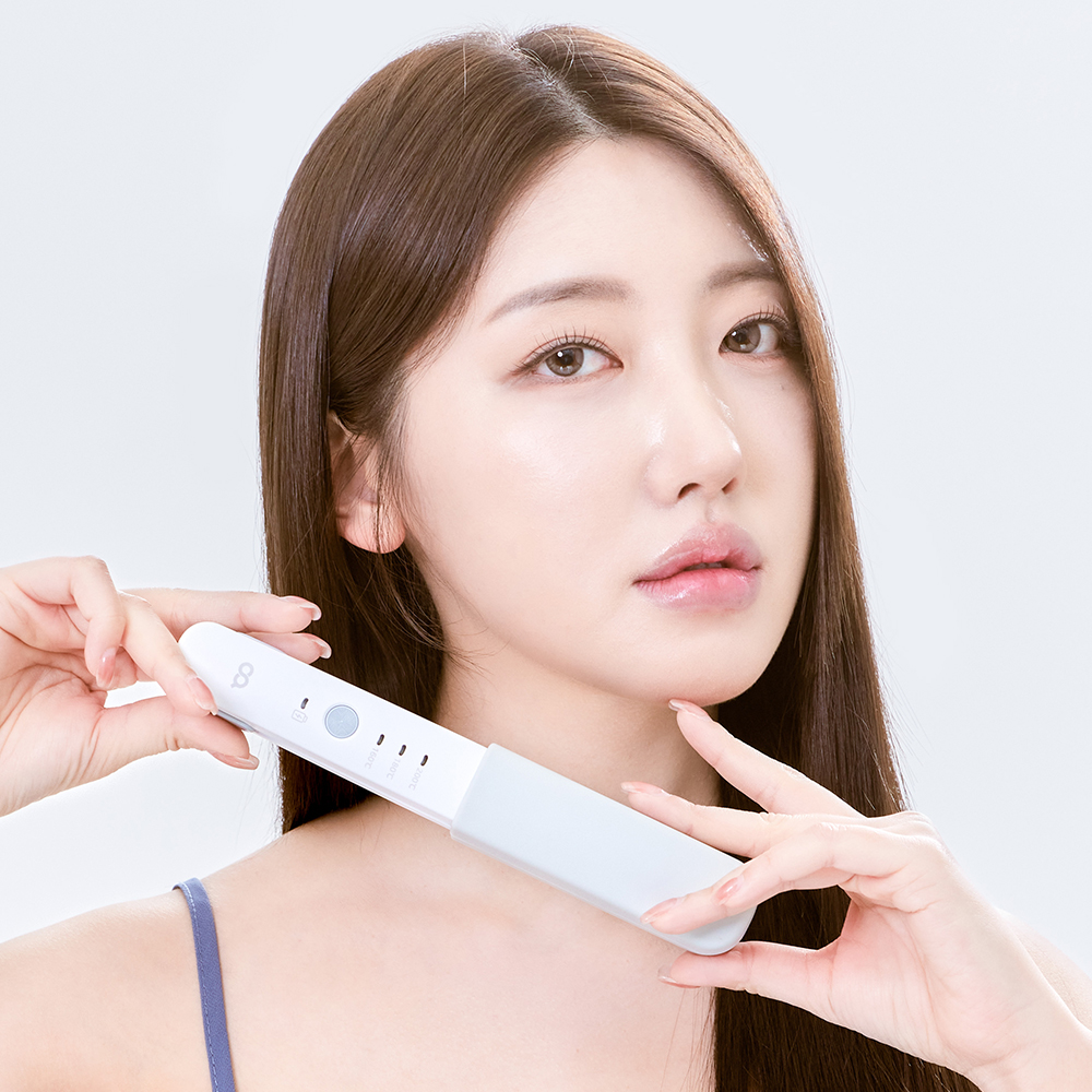 여성이 앞머리 부분을 미니 고데기로 정리하며 사용하는 실제 사용 장면