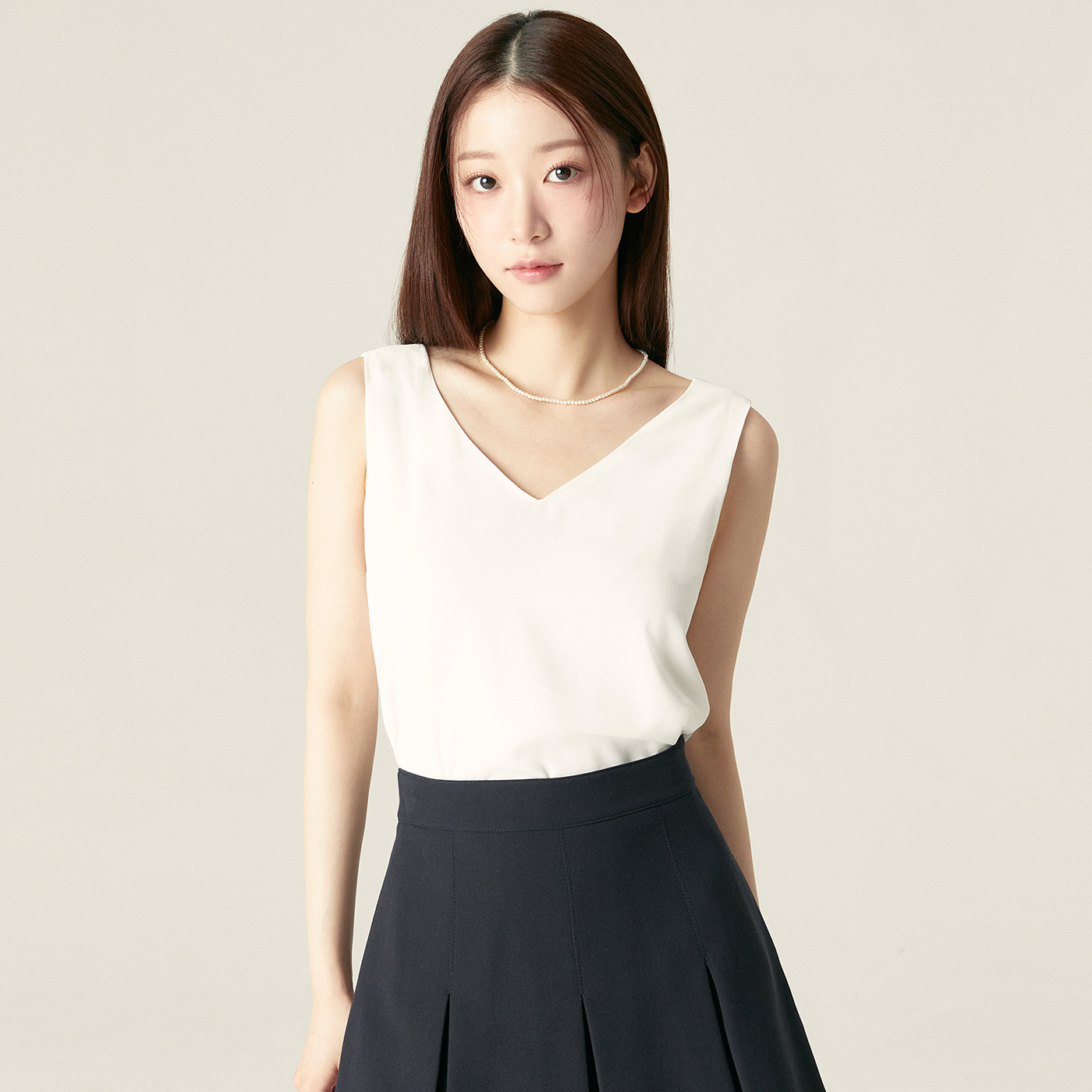 로엠 베이직 스퀘어넥 나시 블라우스 RMBNF24R02