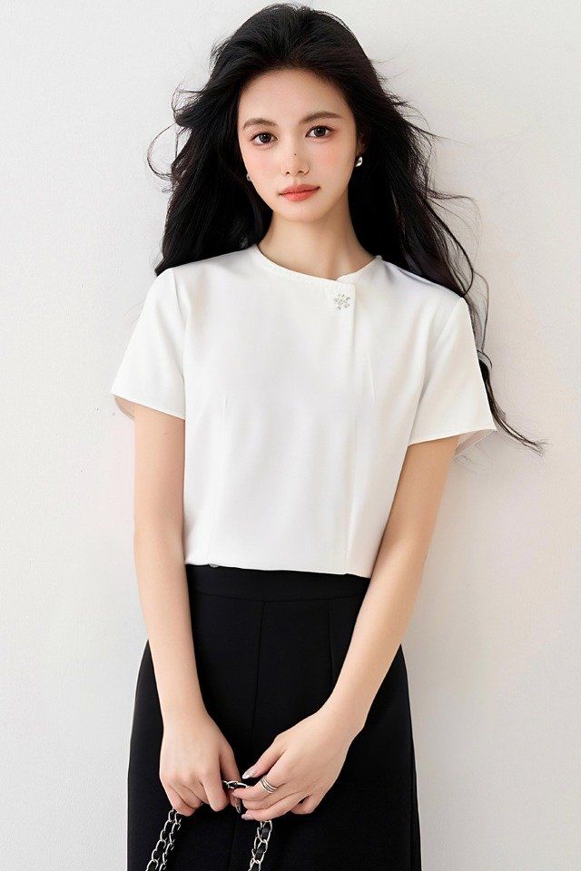 여성 봄 여름 라운드넥 핀턱 반팔 블라우스 출근룩 페미닌룩 단정한 기본 일자핏 - 상세 이미지 5