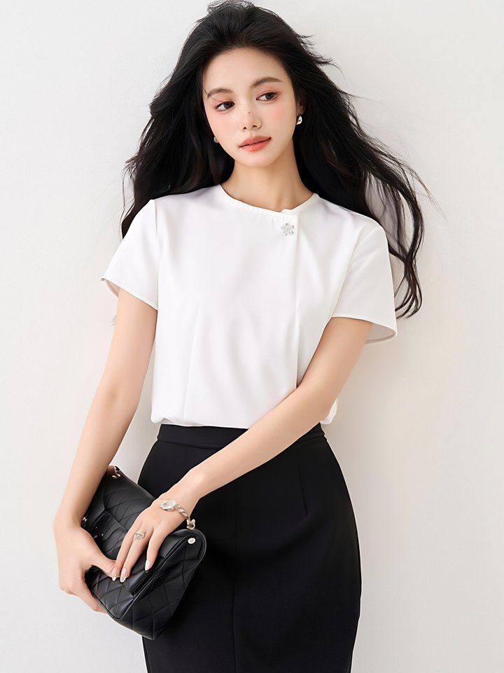 여성 봄 여름 라운드넥 핀턱 반팔 블라우스 출근룩 페미닌룩 단정한 기본 일자핏 - 상세 이미지 3