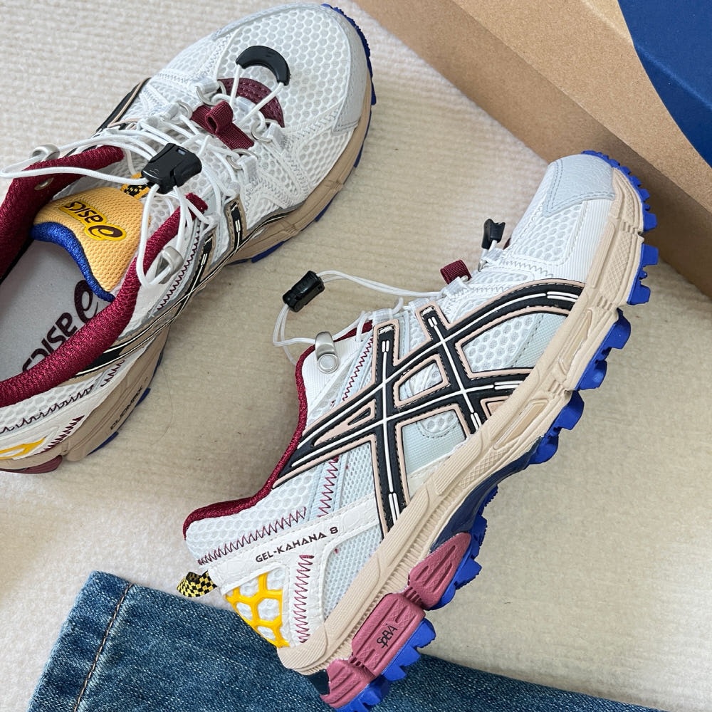 아식스 젤 카하나 8 화이트 블랙 레드 1011B828-100