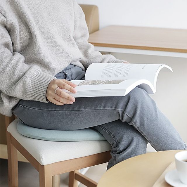 북카페 사무실 공부 집중 고밀도 메모리폼 원형 쿠션 방석 바른 자세 학생 미용 - 상품 이미지