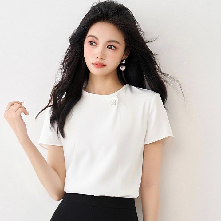 여성 봄 여름 라운드넥 핀턱 반팔 블라우스 출근룩 페미닌룩 단정한 기본 일자핏 - 상품 이미지