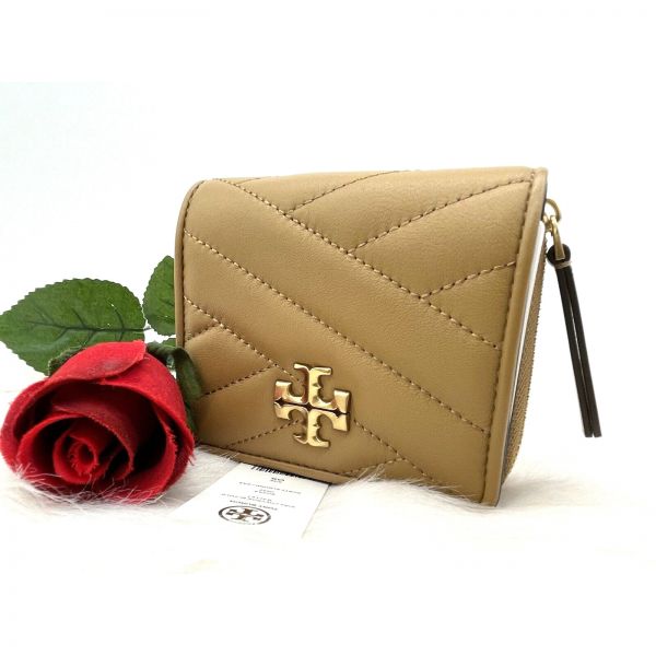 토리버치 Tory Burch [세금포함] [정품] AUTH NWT 198 Kira Chevron Bi-Fold Soft 가죽 지갑-Dusty Almond 카드지갑 지갑 반지갑 동전... 