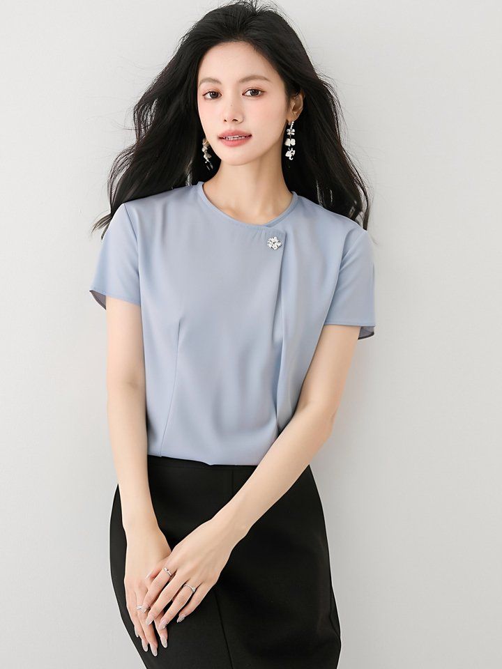 여성 봄 여름 라운드넥 핀턱 반팔 블라우스 출근룩 페미닌룩 단정한 기본 일자핏 - 상세 이미지 4