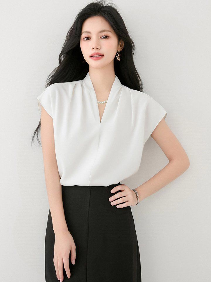 봄 여름 여성 브이넥 민소매블라우스 플러터소매 루즈핏 쉬폰 오피스룩 데일리 나시 - 상세 이미지 3