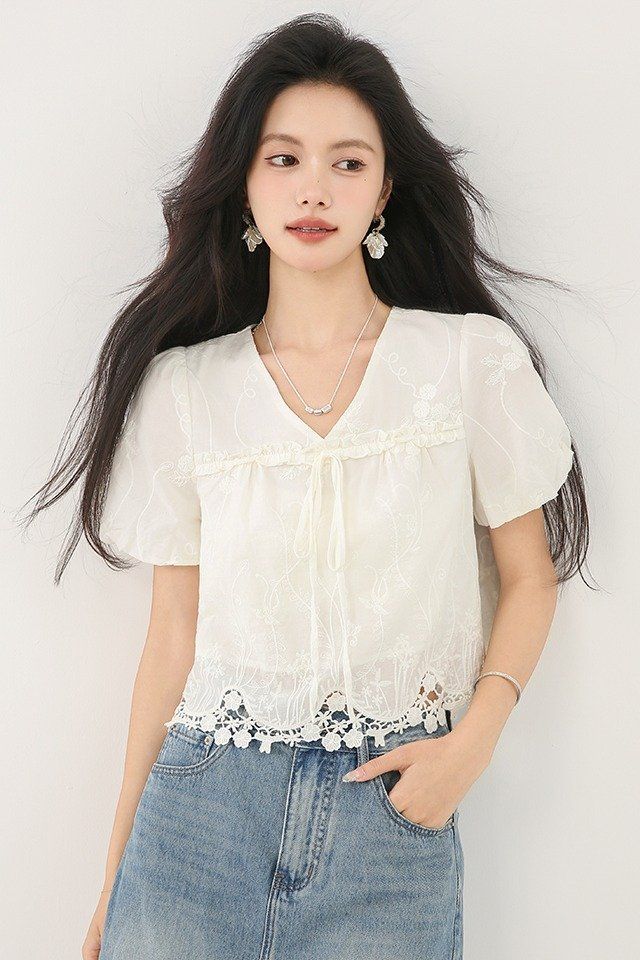 봄 여름 여성 브이넥 크롭블라우스 퍼프소매 레이스밑단 넥스트링 자수 데일리룩 면티 이미지 6