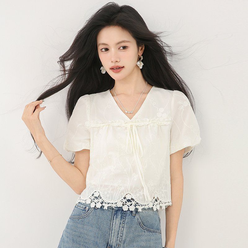 봄 여름 여성 브이넥 크롭블라우스 퍼프소매 레이스밑단 넥스트링 자수 데일리룩 면티 - 상세 이미지 3